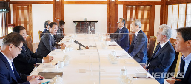 [서울=뉴시스]문재인 대통령이 11일 오후 청와대 상춘재에서 외교안보 분야 원로 및 특보들과 오찬 간담회를 갖고 있다.(사진=청와대 제공) 2020.11.11.photo@newsis.com