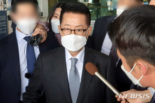 [인천공항=뉴시스]홍찬선 기자 =일본 스가 총리를 만나고 돌아온 박지원 국정원장이 11일 오후 인천공항을 통해 귀국하고 있다. 2020.11.11. mania@newsis.com