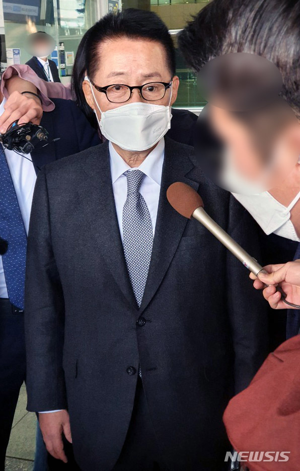 [인천공항=뉴시스]홍찬선 기자 =일본 스가 총리를 만나고 돌아온 박지원 국정원장이 11일 오후 인천공항을 통해 귀국하고 있다. 2020.11.11.&nbsp; mania@newsis.com 