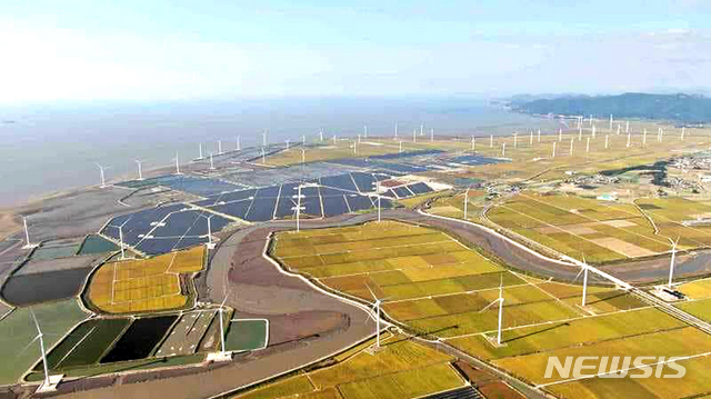 [영광=뉴시스]이창우 기자= 전남 영광군 백수읍 하사리 일원이 국내 최대 규모의 영농복합형 풍력발전 단지(174㎿)와 태양광 발전단지(154㎿) 조성을 통해 한국형 그린 뉴딜 선도 지역으로 거듭나고 있다. (사진=영광군 제공) 2020.11.11. photo@newsis.com