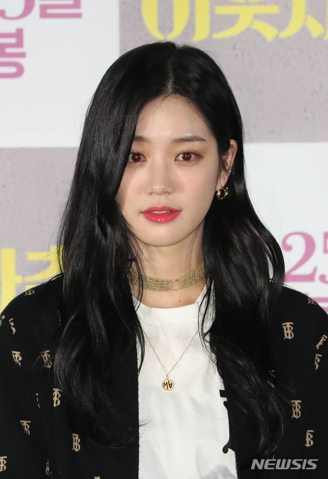 [서울=뉴시스] 고승민 기자 = 11일 서울 CGV용산에서 열린 영화 '이웃사촌(감독 이환경)' 기자간담회에서 배우 이유비가 참석하고 있다. 도청팀장 대권 등이 자택 격리된 정치인 가족을 감시하면서 벌어지는 이야기를 그린 '이웃사촌'은 오는 25일 개봉한다. 2020.11.11 kkssmm99@newsis.com