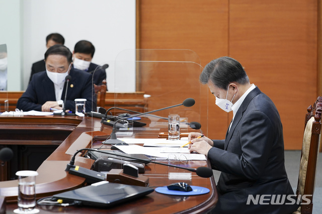 [서울=뉴시스]문재인 대통령이 11일 오후 청와대 여민관 영상회의실에서 탄소중립비전 관련 장관 보고를 받고 있다.(사진=청와대 제공) 2020.11.11. photo@newsis.com
