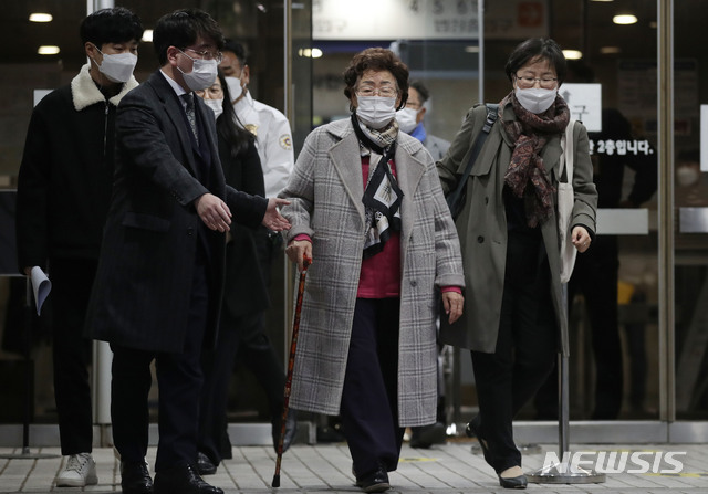 [서울=뉴시스] 박미소 기자 = 위안부 피해자이자 인권운동가인 이용수 할머니가 11일 오후 서울 서초구 서울중앙지방법원에서 열린 일본 정부를 상대로 제기한 손해배상 소송 재판에서 증인으로 최후변론을 마친 후 법원을 나서고 있다. 2020.11.11. misocamera@newsis.com