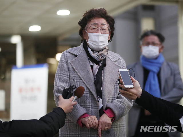 [서울=뉴시스] 박미소 기자 = 위안부 피해자이자 인권운동가인 이용수 할머니가 11일 오후 서울 서초구 서울중앙지방법원에서 열린 일본 정부를 상대로 제기한 손해배상 소송 재판에서 증인으로 최후변론을 마친 후 법원을 나서며 발언하고 있다. 2020.11.11. misocamera@newsis.com