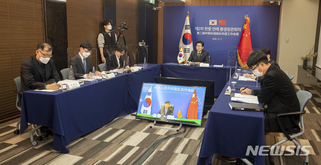 [서울=뉴시스]김병문 기자 = 조명래 전 환경부 장관이 지난해 11월11일 오후 서울 S타워에서 화상으로 열린 제2차 한·중 연례 환경장관회의에 참석해 중국 생태환경부 황룬치우 장관과 미세먼지 대응 공조 및 양국의 기후·환경 위기 극복을 위한 탄소중립 사회 달성 등 환경협력 방안에 대해 논의하고 있다. (사진=환경부 제공) 2020.11.11. photo@newsis.com