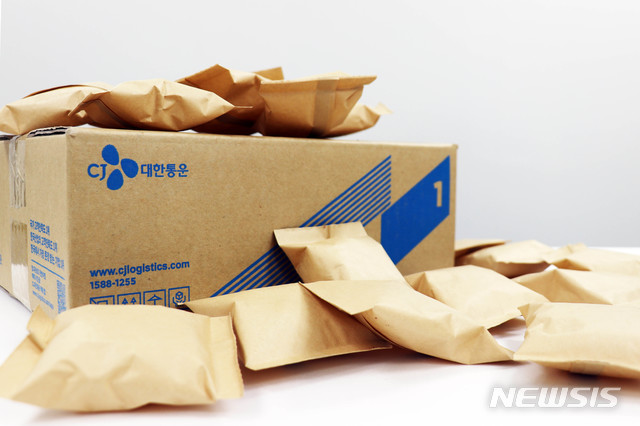 [서울=뉴시스]CJ대한통운이 고객사 박스 포장에 친환경 종이 완충재를 도입하기로 했다고 12일 밝혔다. 2020.11.12. (사진=CJ대한통운 제공)
