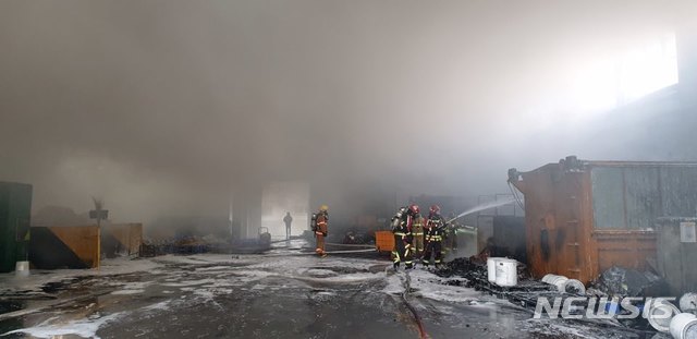 [천안=뉴시스]이종익 기자 = 12일 오전 6시 53분께 충남 천안의 삼성 SDI 자원순환센터에서 화재가 발생해 소방당국이 진화작업을 펼치고 있다. 2020.11.12. (사진=천안서북소방서 제공) photo@newsis.com