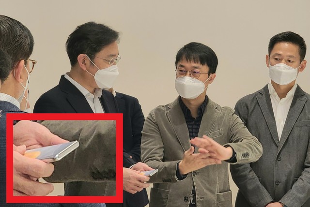 [서울=뉴시스] 이재용 삼성전자 부회장(왼쪽에서 두번째)이 12일 서울R&D 캠퍼스에서 차세대 모바일 관련 디자인을 살펴보고 있는 모습. 사진 삼성전자&nbsp; 