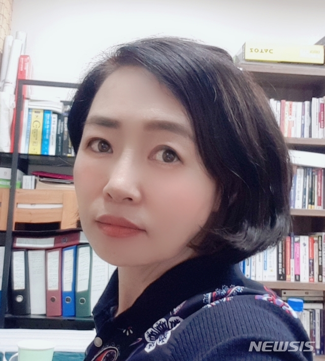 [서울=뉴시스]◇유미영 작가=홍익대학교 미술대학원 회화전공 석사 ▶개인전 및 아트페어, 단체전 다수 참여 ▶활동: 한국미협수채화분과 운영위원 역임, 전국학생미술대전 심사위원 역임, 전국학생미술대전 운영위원 역임, 경기미술대전 운영위원 역임, 백석예술대 강사 역임 등 ▶현재: 한국미협여성분과 이사, 한국미협성남지부 서양화분과 운영위원, 아시아미술가협회 회원, 2020 SNAF 성남아트페어 운영위원, 2020경기미술대전 심사위원, 기독조형연구소 회원, 크리스마스버드전 운영위원 등(사진=MANIF 제공)2020.11.06 photo@newsis.com