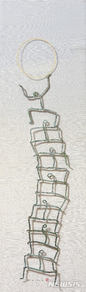 [서울=뉴시스]2020마니프_김만근, 달따는아이, 100x30㎝, 혼합재료, 2020(사진=MANIF 제공)2020.11.06 photo@newsis.com