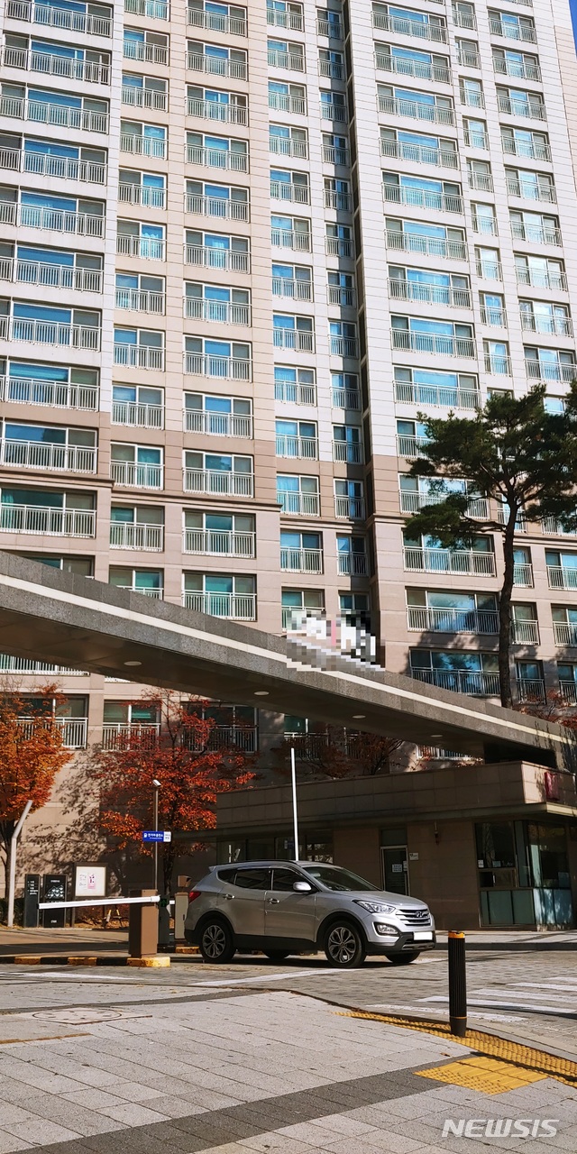 [고양=뉴시스] 이호진 기자 = 12일 김현미 국토교통부 장관이 거주하는 것으로 알려진 고양시 일산서구 하이파크시티의 한 아파트 단지 모습. 2020.11.12. asake@newsis.com