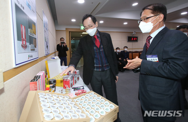 [전주=뉴시스] 송하진 전북도지사가 2020년도 전라북도 유망중소기업에 대한 인증서를 수여하고 해당 업체 제품을 살펴보고 있다. 2020.11.12 photo@newsis.com 