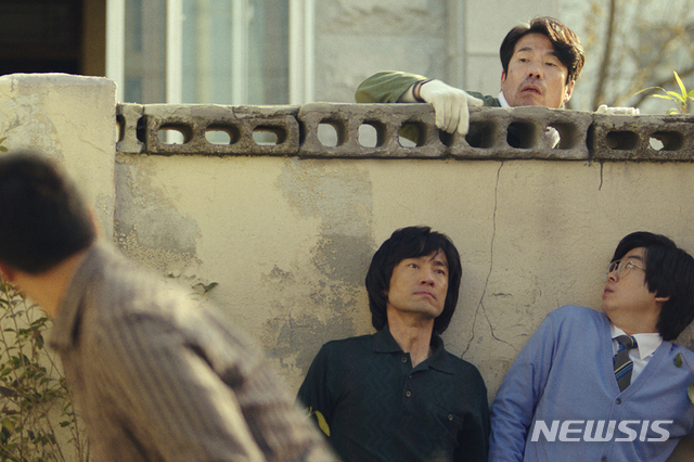 [서울=뉴시스] 영화 '이웃사촌' 스틸. (사진=리틀빅픽처스 제공) 2020.11.12 photo@newsis.com