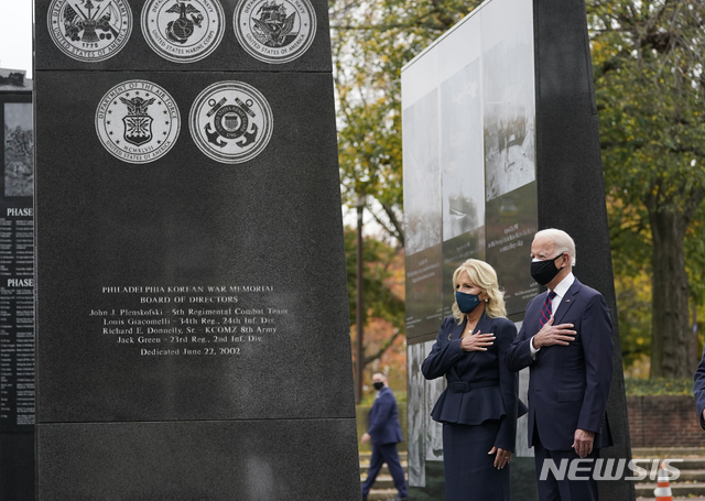 [필라델피아=AP/뉴시스]조 바이든 미 대통령 당선인이 부인 질 여사와 함께 11일(현지시간) 재향군인의 날을 맞아 미 펜실베이니아주 필라델피아에 있는 한국전쟁 참전 기념비를 찾아 참배하고 있다. 바이든 당선인은 앞서 재향군인의 날 기념 성명을 내고 "우리나라를 위해 싸운 모든 이가 영웅이며 우리는 그들에게 갚을 수 없는 빚을 지고 있다"라고 참전용사들에게 감사와 존경을 표했다. 2020.11.12.