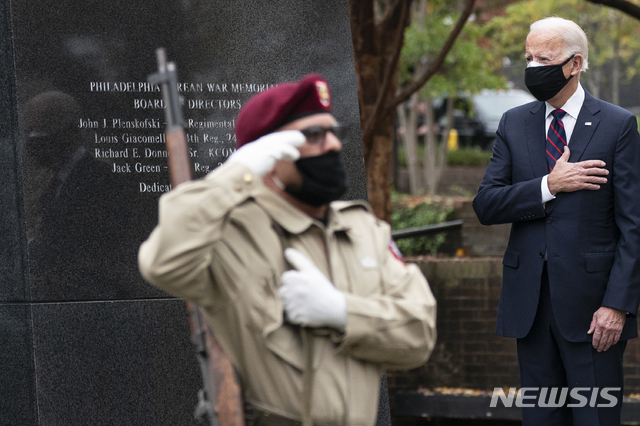 [필라델피아=AP/뉴시스]조 바이든 미 대통령 당선인이 부인 질 여사와 함께 11일(현지시간) 재향군인의 날을 맞아 미 펜실베이니아주 필라델피아에 있는 한국전쟁 참전 기념비를 찾아 참배하고 있다. 바이든 당선인은 앞서 재향군인의 날 기념 성명을 내고 "우리나라를 위해 싸운 모든 이가  영웅이며 우리는 그들에게 갚을 수 없는 빚을 지고 있다"라고 참전용사들에게 감사와 존경을 표했다. 2020.11.12.