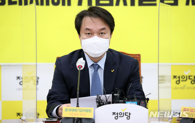 [서울=뉴시스]김선웅 기자 = 김종철 정의당 대표가 12일 서울 여의도 국회에서 열린 당 상무위원회에서 발언하고 있다. 2020.11.12. mangusta@newsis.com