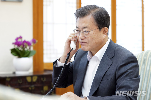 [서울=뉴시스]문재인 대통령이 12일 청와대 관저 접견실에서 조 바이든 미국 대통령 당선인과 전화 통화하고 있다.(사진=청와대 제공) 2020.11.12. photo@newsis.com