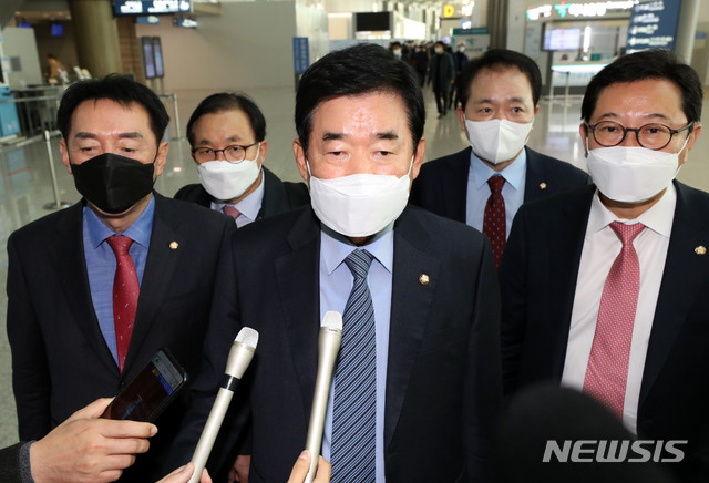 [인천공항=뉴시스]홍효식 기자 = 국회 한일의원연맹 회장인 김진표(가운데) 더불어민주당 의원을 비롯한 여야 의원들이 12일 오전 인천국제공항 제1터미널에서 스가 요시히데 일본 총리, 니카이 도시히로 자민당 간사장 등 회담을 위해 출국하기 전 입장을 밝히고 있다. 한일의원연맹은 14일까지 2박 3일간 방일 일정을 소화한 뒤 귀국할 예정이다. 2020.11.12. yesphoto@newsis.com