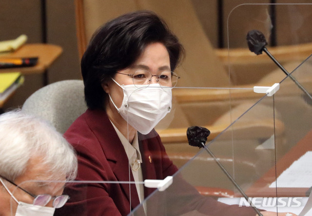 [서울=뉴시스] 김진아 기자 = 추미애 법무부 장관이 12일 서울 여의도 국회에서 열린 예산결산특별위원회 전체회의에 출석해 의원들의 질의에 답변하고 있다. (공동취재사진) 2020.11.12.&nbsp; photo@newsis.com