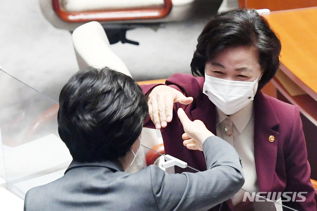 [서울=뉴시스] 최동준 기자 = 추미애 법무부 장관이 지난 12일 서울 여의도 국회에서 열린 예산결산위원회 전체회의에서 참석자와 인사하고 있다. (공동취재사진) 2020.11.12. photo@newsis.com