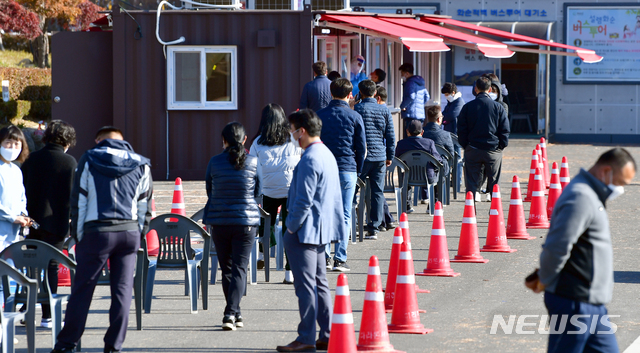 [화순=뉴시스] 류형근 기자 = 12일 오전 전남 화순군 화순읍 이용대체육관 주차장에서 신종 코로나바이러스 감염증(코로나19) 선별검사가 진행되고 있다. 화순에서는 요양보호사가 코로나19 확진 판정을 받았다. 2020.11.12.&nbsp; hgryu77@newsis.com