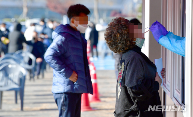 [화순=뉴시스] 류형근 기자 = 12일 오전 전남 화순군 화순읍 이용대체육관 주차장에서 신종 코로나바이러스 감염증(코로나19) 선별검사가 진행되고 있다. 화순에서는 요양보호사가 코로나19 확진 판정을 받았다. 2020.11.12.&nbsp; hgryu77@newsis.com