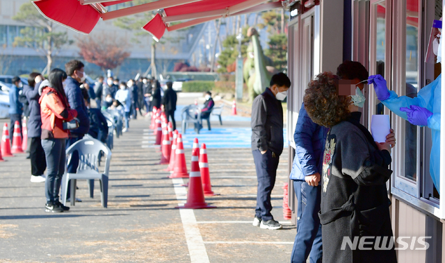 [화순=뉴시스] 류형근 기자 = 지난 12일 오전 전남 화순군 화순읍 이용대체육관 주차장에서 신종 코로나바이러스 감염증(코로나19) 선별검사가 진행되고 있다. 화순에서는 요양보호사가 코로나19 확진 판정을 받았다. 2020.11.12.    hgryu77@newsis.com