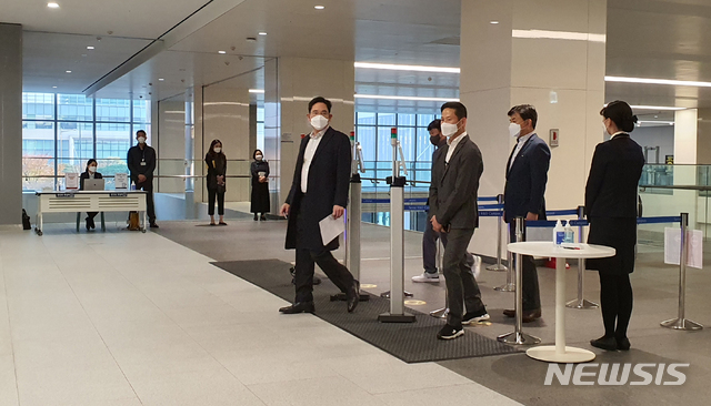 [서울=뉴시스]이재용 삼성전자 부회장이 12일 서울 서초구 우면동에 위치한 서울R&D캠퍼스를 찾아 디자인 전략회의를 주재, 미래 디자인 비전 및 추진 방향 등을 점검하고 있다. (사진=삼성전자 제공) 2020.11.12. photo@newsis.com