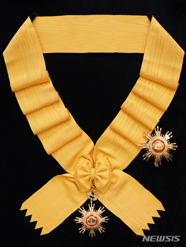 [서울=뉴시스]박영태 기자 = 12일 청와대 본관에서 전태일 열사의 국민훈장 무궁화장 추서식이 열렸다. 사진은 국민훈장 무궁화장의 모습. 2020.11.12. since1999@newsis.com