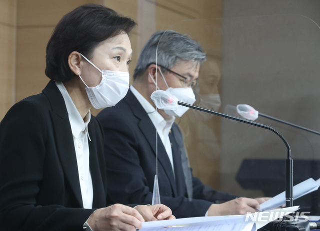 [서울=뉴시스]김명원 기자 = 김현미 국토교통부 장관과 이재갑 고용노동부 장관이 12일 서울 종로구 정부서울청사 합동브리핑실에서 택배기사 과로방지 대책을 발표하고 있다. 2020.11.12. kmx1105@newsis.com