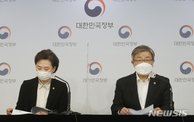 [서울=뉴시스]김명원 기자 = 이재갑(오른쪽) 고용노동부 장관과 김현미 국토교통부 장관이 12일 서울 종로구 정부서울청사 합동브리핑실에서 택배기사 과로방지 대책을 발표하고 있다. 2020.11.12. kmx1105@newsis.com