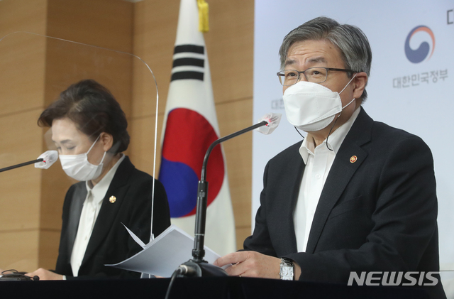 [서울=뉴시스]김명원 기자 = 이재갑(오른쪽) 고용노동부 장관과 김현미 국토교통부 장관이 12일 서울 종로구 정부서울청사 합동브리핑실에서 택배기사 과로방지 대책을 발표하고 있다. 2020.11.12. kmx1105@newsis.com