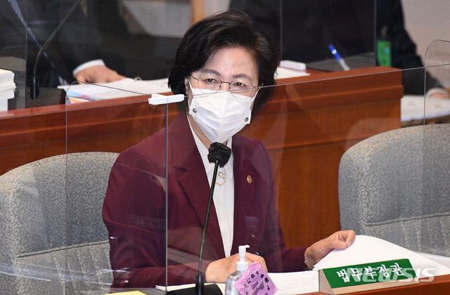 [서울=뉴시스] 김진아 기자 = 추미애 법무부 장관이12일 서울 여의도 국회에서 열린 예산결산위원회 전체회의에서 질의에 답하고 있다. (공동취재사진) 2020.11.12.&nbsp; photo@newsis.com