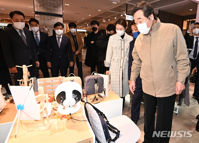 [성남=뉴시스] 김종택기자 = 이낙연 더불어민주당 대표가 12일 오후 경기도 성남시 분당구 현대백화점 판교점 중기제품 정책매장을 방문해 전시된 제품들을 살펴보고 있다. 2020.11.12.jtk@newsis.com