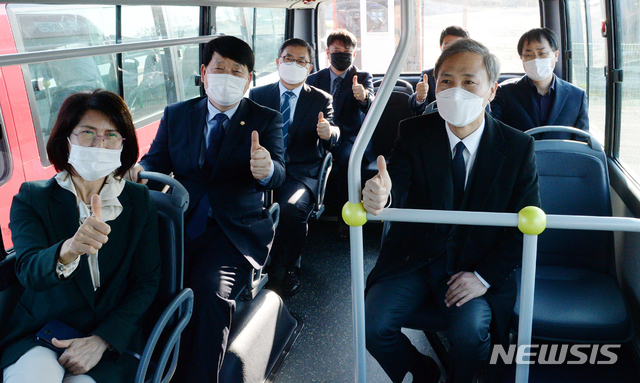 [전주=뉴시스] 김얼 기자 = 김승수 전주시장을 비롯한 관계자들이 12일 전북 전주시 덕진구 팔복동에 위치한 마을버스 차고지에서 열린 '교통오지 해소하는 전주 바로온 마을버스 개통식'에 참석해 시승식을 갖고 있다. 2020.11.12.pmkeul@newsis.com