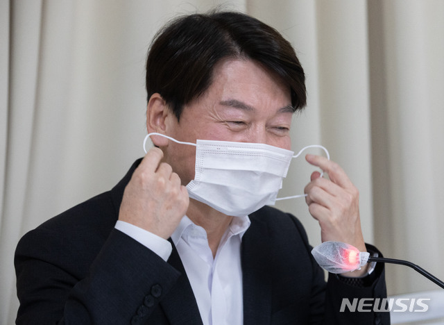 [서울=뉴시스] 국회사진기자단 = 안철수 국민의당 대표가 12일 오후 서울 마포구 마포현대빌딩에서 열린 제12차 '더 좋은 세상으로(마포포럼)' 정례세미나에서 모두발언에 앞서 마스크를 벗고 있다. 2020.11.12.&nbsp; photo@newsis.com