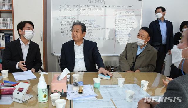 [서울=뉴시스]김선웅 기자 = 국민의당 안철수 대표는 12일 서울 마포구 마포현대빌딩에서 열리는국민의힘 외곽 모임인 '더 좋은 세상으로'(마포포럼)정기모임에서 '어떻게 집권할 것인가'를 주제로 강연 연단에 선다. 강연에 앞서 김무성(왼쪽 두 번째) 공동대표 등 참석자들과 환담을 나누고 있다. (공동취재사진) 2020.11.12.&nbsp; photo@newsis.com