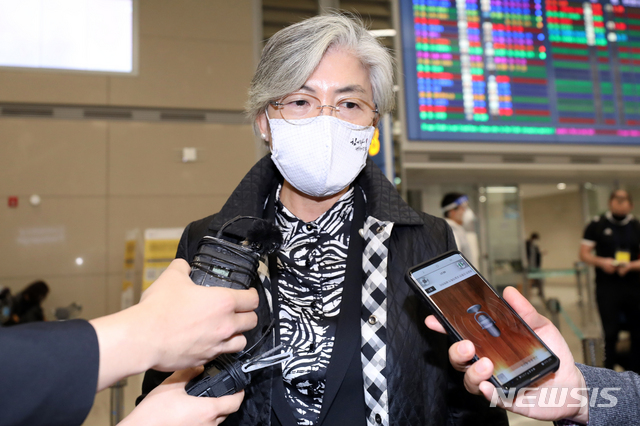 [인천공항=뉴시스] 이윤청 기자 = 강경화 외교부 장관이 한미외교장관 회담 등 나흘간의 방미 일정을 마치고 12일 인천국제공항을 통해 귀국, 취재진의 질문에 답하고 있다. 2020.11.12.   radiohead@newsis.com