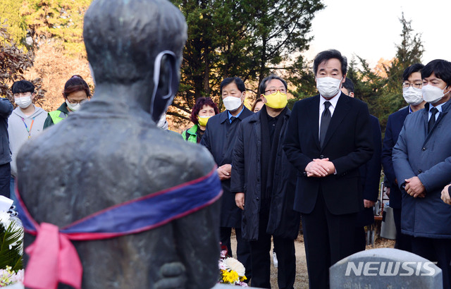 [서울=뉴시스] 최동준 기자 = 전태일 열사 50주기를 하루 앞둔 12일 이낙연 더불어민주당 대표가 경기 남양주시 모란공원 전태일 열사 묘소를 찾아 묵념한 후 동상을 바라보고 있다. (사진=더불어민주당 제공) 2020.11.12. photo@newsis.com