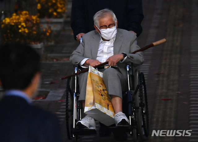 [수원=뉴시스] 김종택기자 = 감염병예방법 위반 등의 혐의로 구속기소된 신천지예수교 증거장막성전(신천지) 이만희 총회장이 12일 오후 경기 수원시 팔달구 수원구치소를 나서고 있다. 2020.11.12.jtk@newsis.com