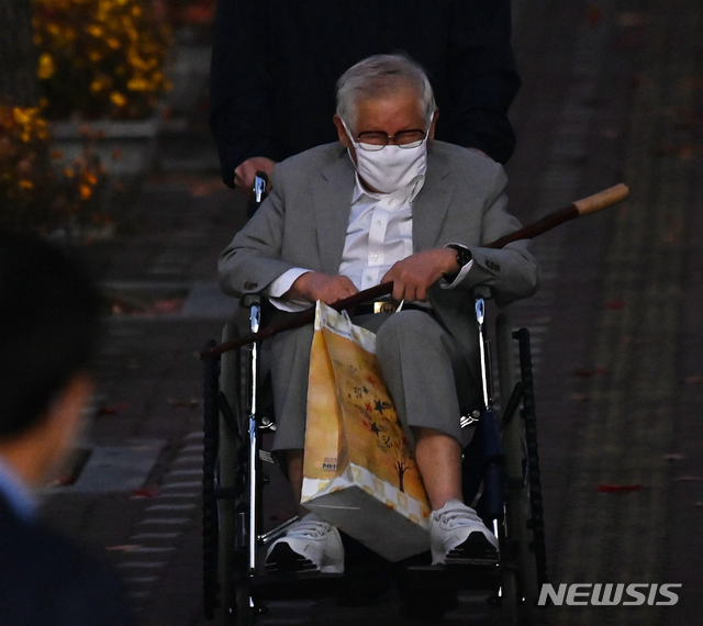 [수원=뉴시스] 김종택기자 = 감염병예방법 위반 등의 혐의로 구속기소된 신천지예수교 증거장막성전(신천지) 이만희 총회장이 12일 오후 경기 수원시 팔달구 수원구치소를 나서고 있다. 2020.11.12.jtk@newsis.com