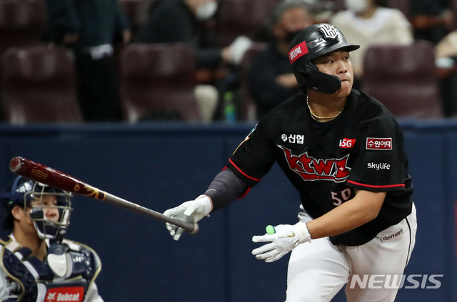 [서울=뉴시스] 박주성 기자 = 12일 오후 서울 구로구 고척스카이돔에서 열린 '2020 신한은행 SOL KBO 포스트시즌‘ 플레이오프 3차전 KT 위즈 대 두산 베어스의 경기에서 5회초 노아웃 KT 강백호가 2루타를 치고 있다. 2020.11.12. park7691@newsis.com