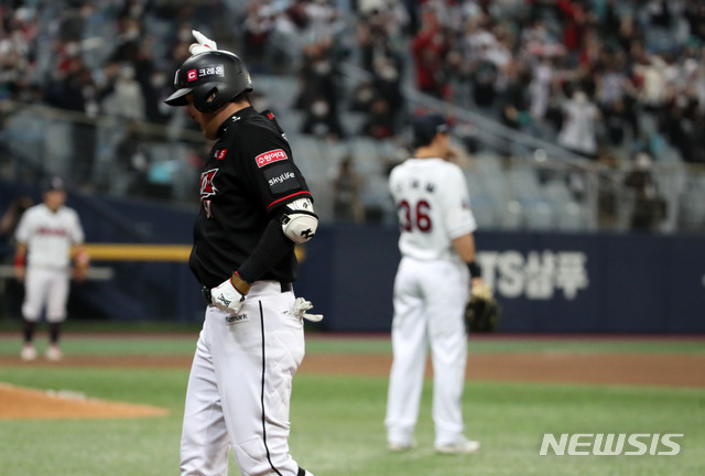 [서울=뉴시스] 박주성 기자 = 12일 오후 서울 구로구 고척스카이돔에서 열린 '2020 신한은행 SOL KBO 포스트시즌‘ 플레이오프 3차전 KT 위즈 대 두산 베어스의 경기에서 8회초 투아웃 주자 1, 3루에서 KT 유한준이 1타점 적시타를 치고 있다. 2020.11.12. park7691@newsis.com