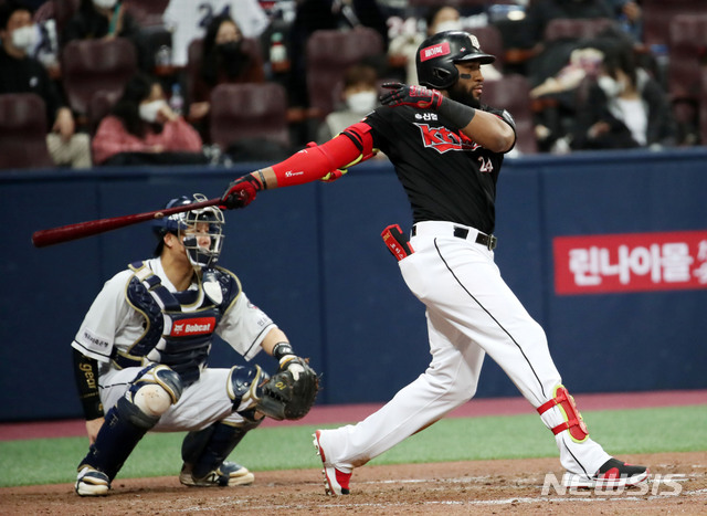 [서울=뉴시스] 박주성 기자 = 12일 오후 서울 구로구 고척스카이돔에서 열린 '2020 신한은행 SOL KBO 포스트시즌‘ 플레이오프 3차전 KT 위즈 대 두산 베어스의 경기에서 8회초 투아웃 주자 1루에서 KT 로하스가 안타를 치고 있다. 2020.11.12. park7691@newsis.com