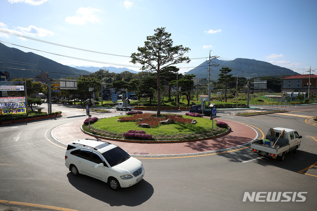 [산청=뉴시스] 산청교육청 앞 회전교차로.