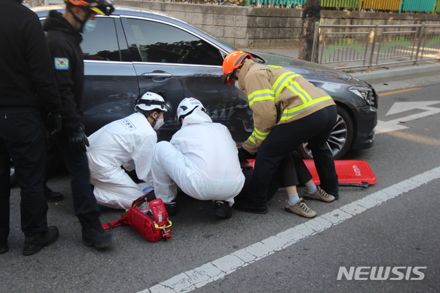 [대구=뉴시스]이은혜 기자 = 13일 오전 대구 달서구 월성동에서 제네시스 차량이 인도로 돌진하는 사고가 발생해 4명이 다쳤다. 2020.11.13. (사진=대구소방안전본부 제공) photo@newsis.com