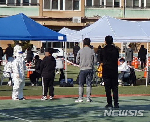 [인제=뉴시스]장경일 기자 = 강원 인제군 북면 원통고등학교 운동장에 지난 13일 설치된 선별진료소에서 학생들을 대상으로 검체채취가 진행되고 있다. 2020.11.13.jgi1988@newsis.com