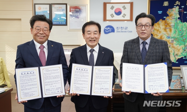 [진천=뉴시스]강신욱 기자 = 충북 진천군은 지역 취약계층 지원을 위해 13일 군수집무실에서 진천군사회복지협의회, 진천상공회의소와 업무 협약을 했다. 사진 왼쪽부터 왕용래 진천상공회의소 회장, 송기섭 진천군수, 유열 진천군사회복지협의회장. (사진=진천군 제공) 2020.11.13. photo@newsis.com