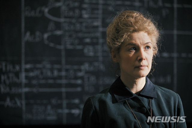 [서울=뉴시스]영화 '마리 퀴리' 스틸. (사진=㈜엔케이컨텐츠 제공) 2020.11.13. photo@newsis.com