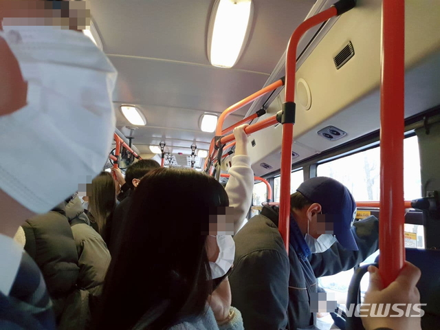[춘천=뉴시스]장경일 기자 = 공공장소 마스크 의무착용 행정명령이 발령된 13일 오후 강원 춘천시 한 시내버스 안에 탄 승객들이 전원 마스크를 쓰고 있다. 2020.11.13.jgi1988@newsis.com